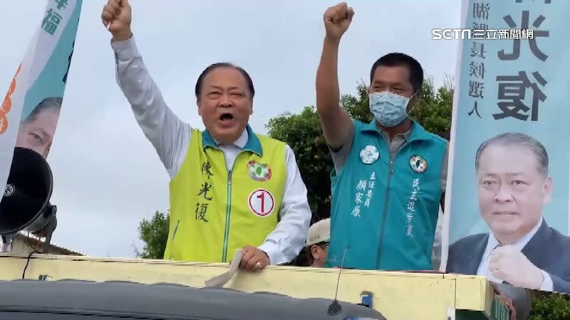 民進黨澎湖縣長候選人陳光復進行車掃拜票。