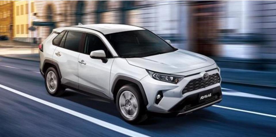 RAV4 Hybrid 共有前驅、四驅版，售價分別為 113.9 萬、124.9 萬。