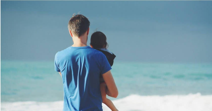 一名網友分享，自己和爸爸單獨出去時，總會被討論兩人的關係是包養還是父女。（示意圖／翻攝自unsplash）