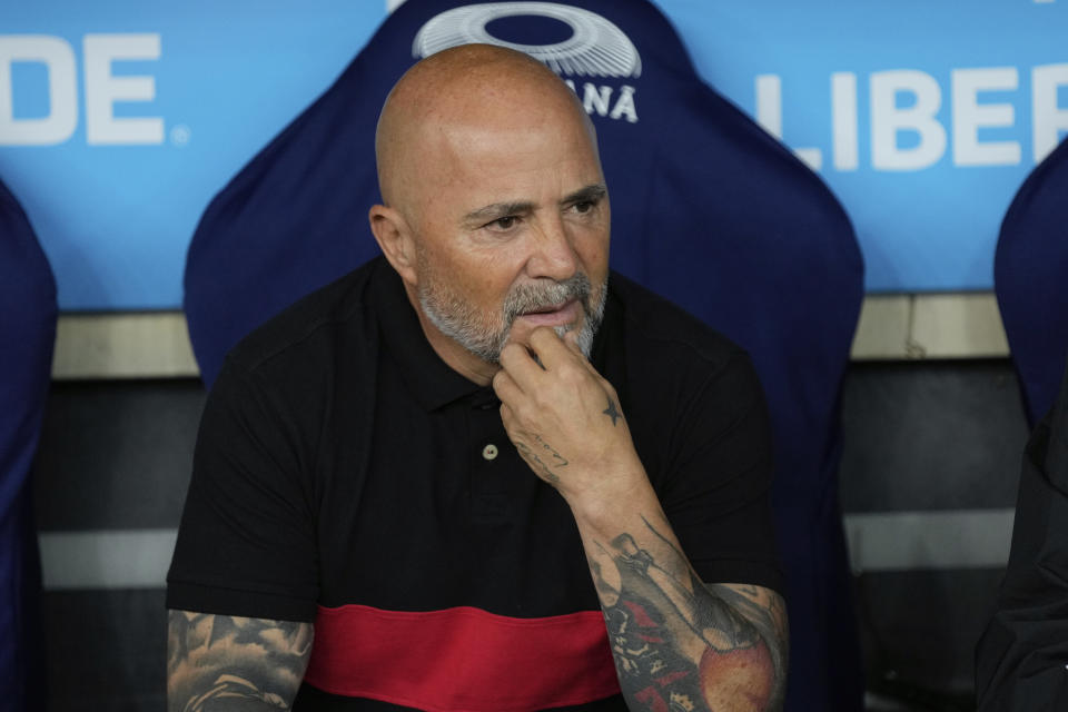 El argentino Jorge Sampaoli, técnico de Flamengo, se dispone a mirar el partido de la Copa Libertadores ante Ñublense de Chile, el miércoles 19 de abril de 2023, en Río de Janeiro (AP Foto/Silvia Izquierdo)