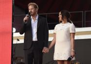 Depuis plusieurs jours, le prince Harry et Meghan Markle sont à New York. Samedi 25 septembre, le couple a fait une apparition très remarquée lors du concert caritatif, Global Citizen Live, à Central Park. Plus amoureux que jamais, le duc et la duchesse de Sussex sont montés sur scène main dans la main. Ils n’ont cessé de se sourire durant toute leur allocution. Meghan Markle a posé tendrement sa tête sur l’épaule de son mari, ce dernier posant sa main sur son bras. Assortis par leur tenue, le prince Harry avait revêtu un élégant costume gris avec une chemise blanche, tandis que son épouse portait une robe blanche Valentino, à manches courtes ornées de motifs floraux.« Le droit fondamental de recevoir ce vaccin »À cette occasion, le couple, acclamé par la foule, a prononcé, ensemble, un discours puissant sur la pandémie de coronavirus et sur l’accès à la vaccination pour tous. « Chaque personne sur cette planète a le droit fondamental de recevoir ce vaccin, a déclaré Meghan Markle. C’est le but, mais ce n’est pas le cas. Et tandis que dans ce pays et dans bien d’autres, vous pouvez aller presque n’importe où et vous faire vacciner, des milliards de personnes dans le monde ne le peuvent pas. » Le prince Harry a ensuite expliqué que de nombreux pays seraient capables de produire leur propre vaccin « mais ils ne sont pas autorisés à le faire parce que les sociétés pharmaceutiques ultra-riches ne partagent pas les recettes pour les fabriquer ». Plus tôt dans la semaine, le duc et la duchesse de Sussex ont rencontré Bill de Blasio, le maire de New York et Kathy Hochul, la gouverneure de l’ État. Ils ont également visité l’observatoire du One World Trade Center, puis ils se sont rendus au mémorial en hommage aux victimes des attentats du World Trade Center, le 11 septembre 2001. En visite dans une école du quartier de Harlem, Meghan Markle a également fait la lecture de son livre pour enfants, « The Bench ».