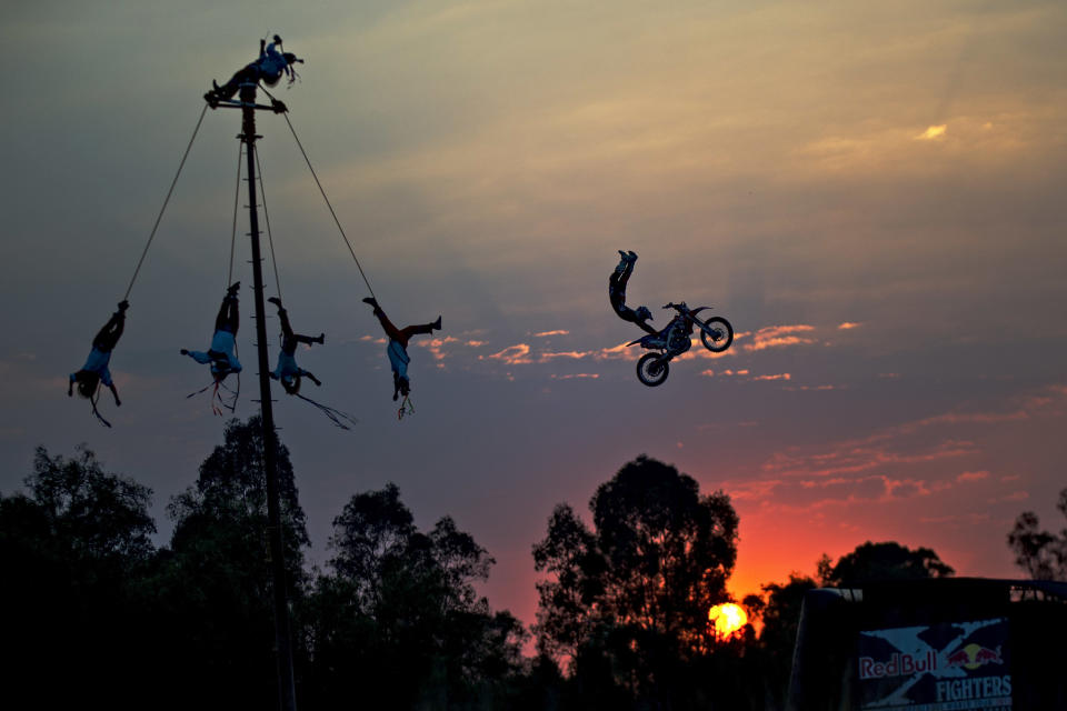 Harry Bink y los Voladores de Papantla. Foto: Sebastian Marko / RedBull Content Pool