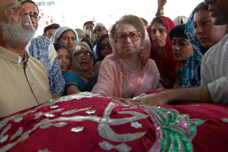Khaleda Zia (centre) visits the Sufi Muslim shrine of Khwaja Moinuddin Chisti in Ajmer on November 1, 2012 during a visit to India