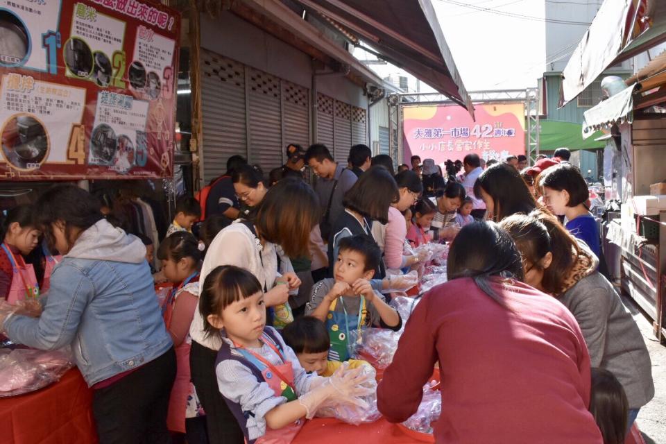 ▲大雅第一公有零售市場42周年慶，數十位小朋友走進市場擔任小小店長，體驗各市場攤位營業及招呼客人技巧 (圖／市政府提供2019.12.14)