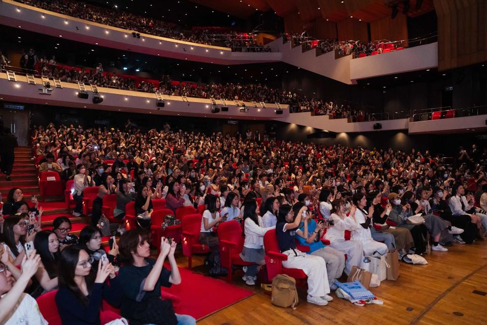 香港國際電影節首映活動觀眾坐到三樓，滿滿1300人座無虛席，尖叫聲此起彼落。（圖／翻滾吧男孩電影有限公司提供）