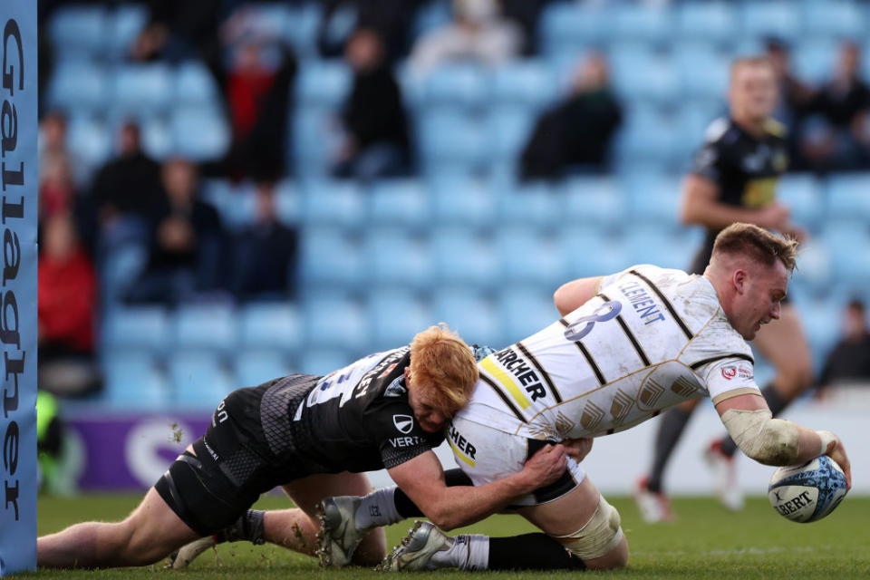 EXETER, ENGLAND - NOVEMBER 19: Jack Clement of Gloucester Rugby scores their sides first try during the Gallagher Premiership Rugby match between Exeter Chiefs and Gloucester Rugby at Sandy Park on November 19, 2023 in Exeter, England. (Photo by Michael Steele/Getty Images)