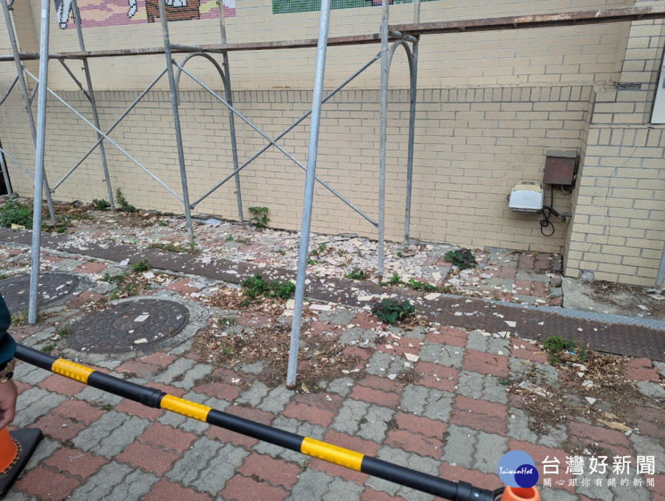 圳堵國小會勘大樓外牆磁磚剝落嚴重。