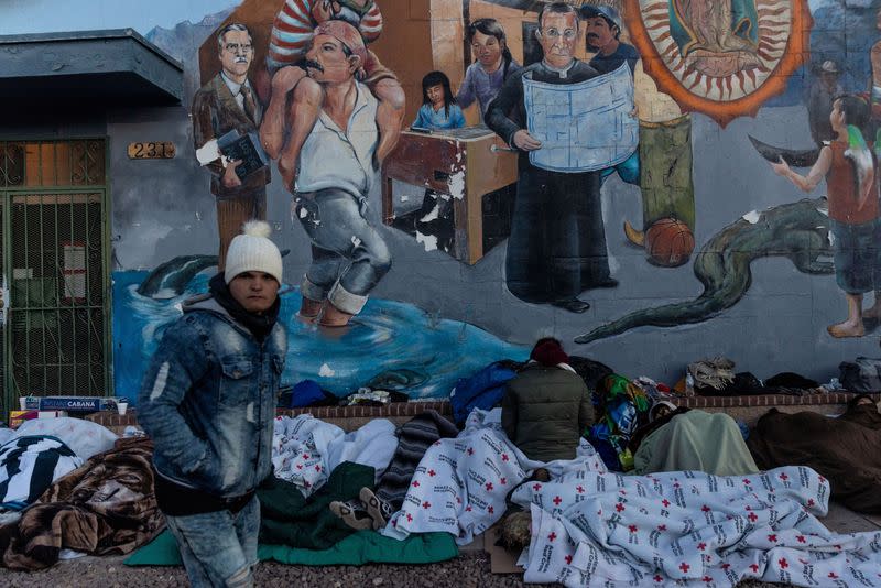 FILE PHOTO: Migrant asylum seekers released by CBP out on the street in El Paso