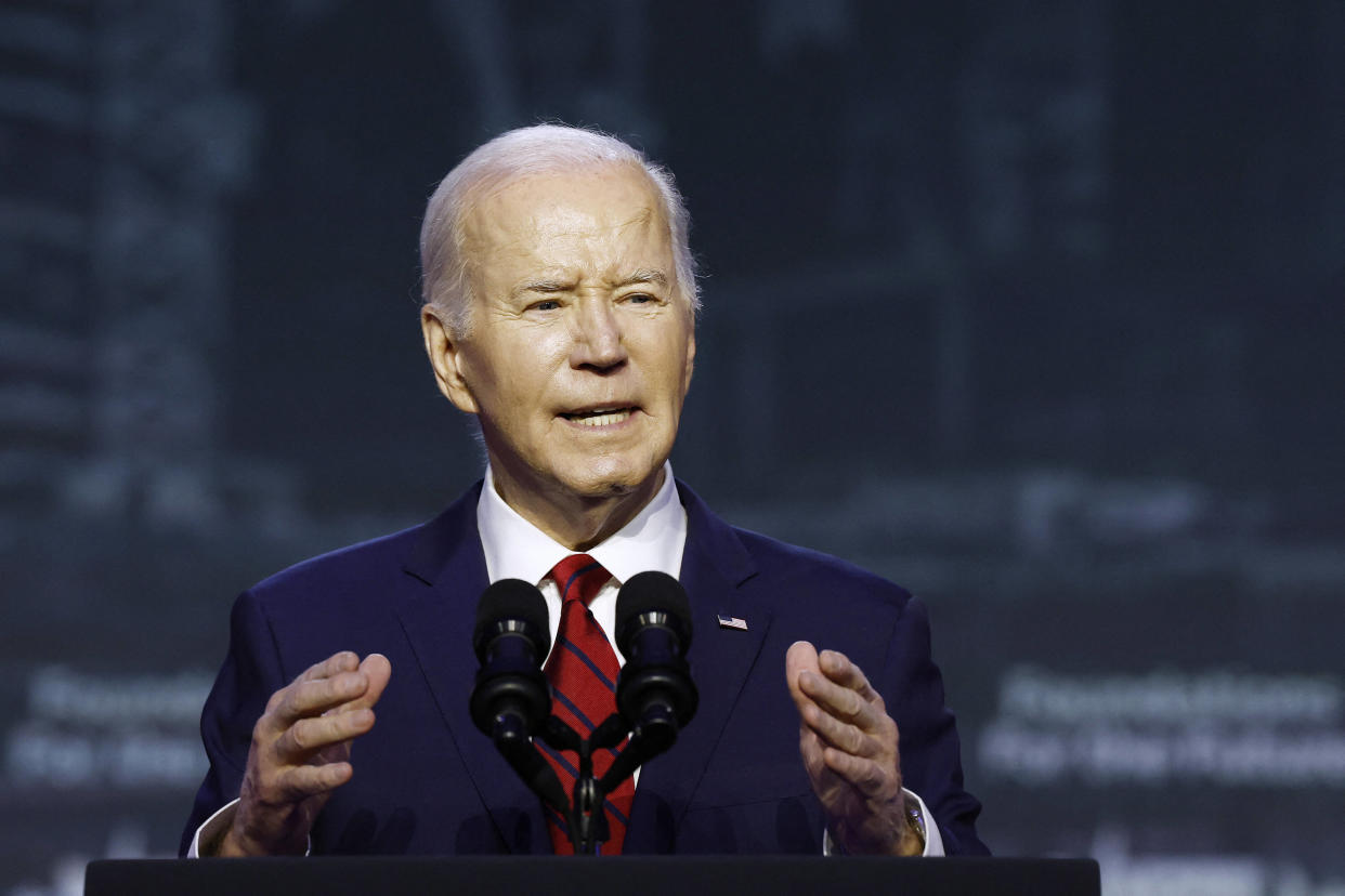 Joe Biden, le 24 avril 2024, s’est moqué de son rival Donald Trump.