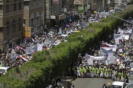 Supporters of the Shi'ite Houthi movement block a road as part of an anti-government protest in Sanaa September 3, 2014. Yemen's president Abd-Rabbu Mansour Hadi dismissed his government on Tuesday, proposed a national unity administration and suggested reinstating fuel subsidies, government sources said, in moves to quell weeks of unrest by the rebel movement. REUTERS/ Khaled Abdullah