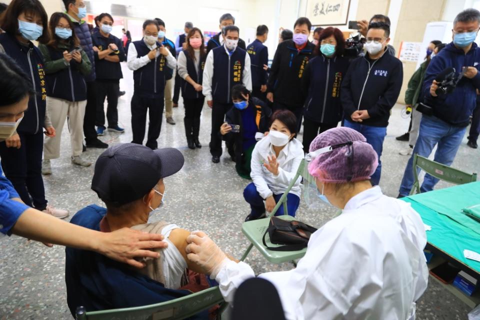 《圖說》市長盧秀燕關心長輩接種疫苗。