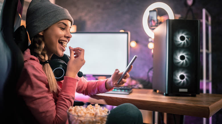 woman eating at computer