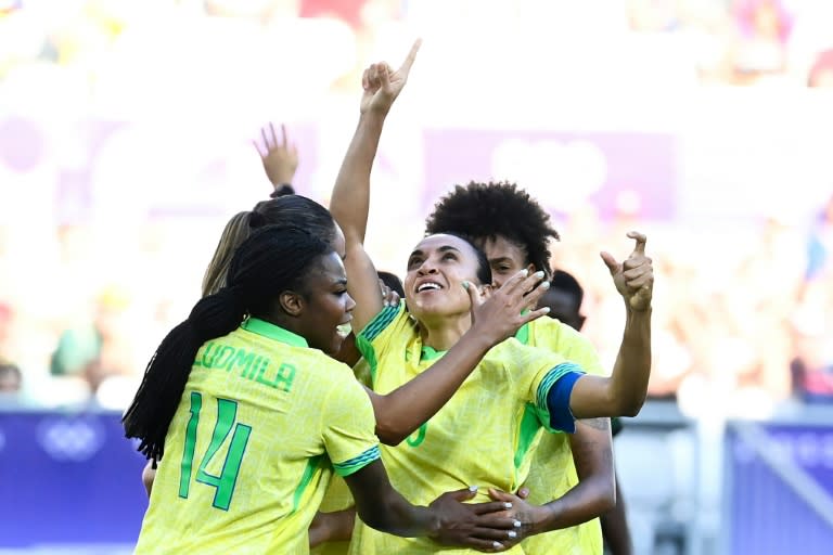 La atacante brasileña Marta festeja su gol, luego anulado, en el choque entre Brasil y Nigeria, en el arranque del torneo femenino de fútbol de los Juegos Olímpicos de París, en el estadio de Burdeos el 25 de julio de 2024. (Christophe ARCHAMBAULT)