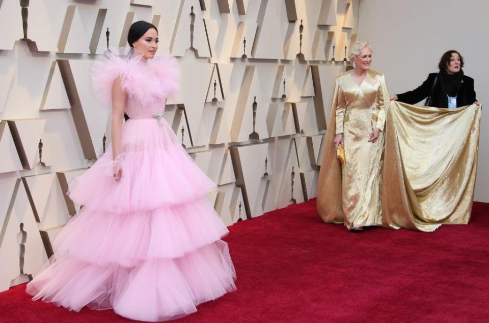 Kacey Musgraves (in Rosa im Vordergrund) hatte bei den Oscars 2019 leider das Nachsehen: Kaum jemand achtete auf sie, alle Augen ruhten auf Glenn Close