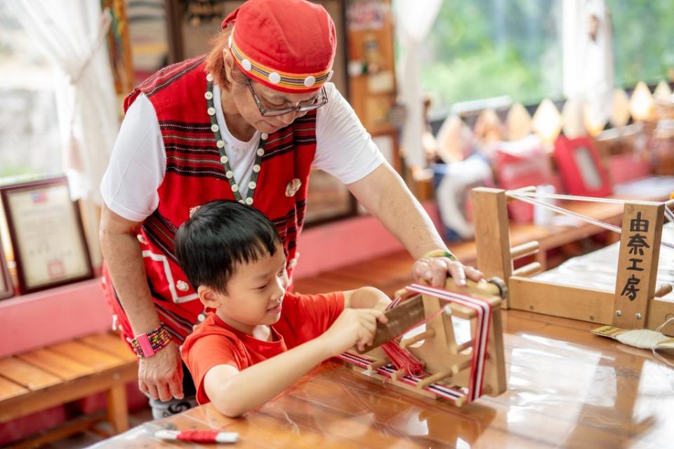 《圖說》烏來部落織帶體驗。〈觀旅局提供〉