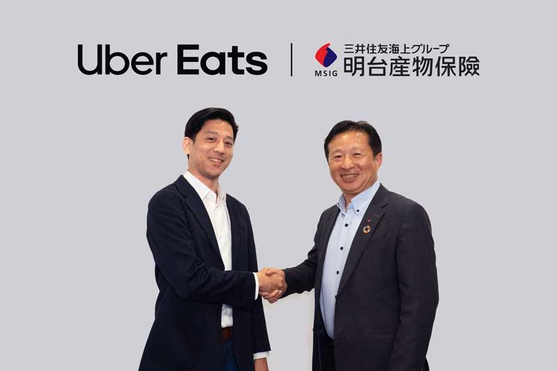 Uber Eats 與明台產物保險宣布為平台外送合作夥伴提供全台第一張第三人責任險，方案預計於 6 月 1 日生效，Uber Eats 營運總監王立中（左）與明台產物保險總經理陳嘉文（右）合影。（Uber Eats 提供）