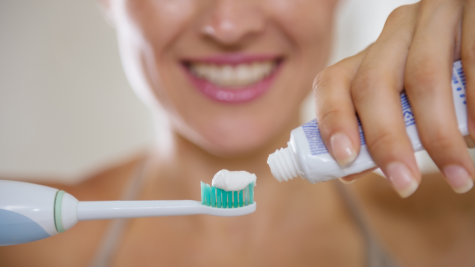 黃榆鈞醫師認為，含氟的牙膏對預防蛀牙沒有太大的幫助。圖片來源／canva