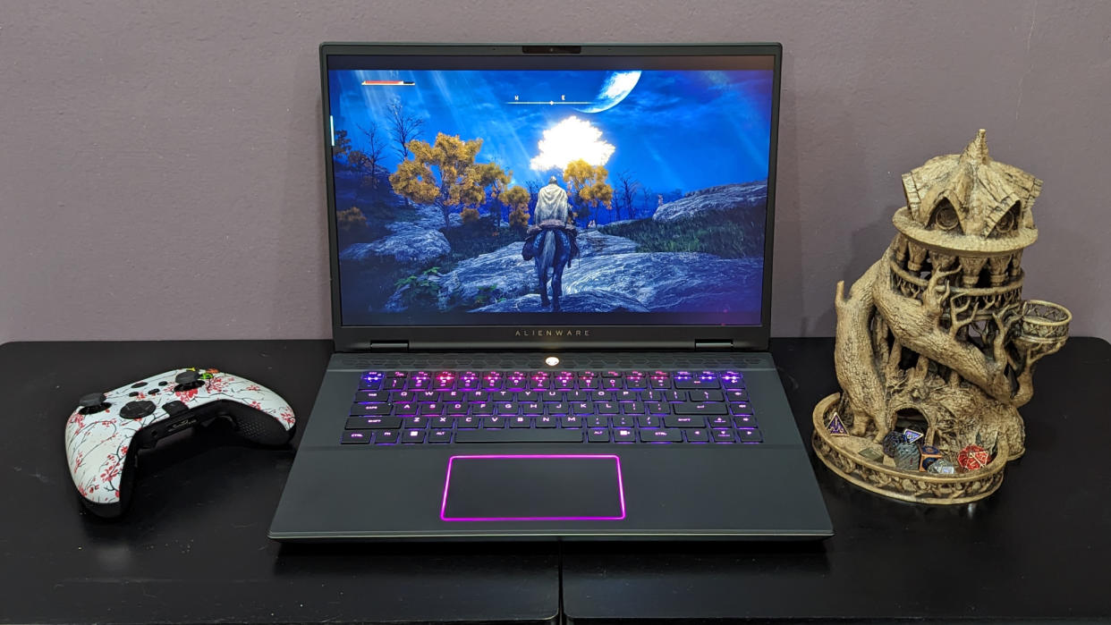  Alienware m16 R2. 