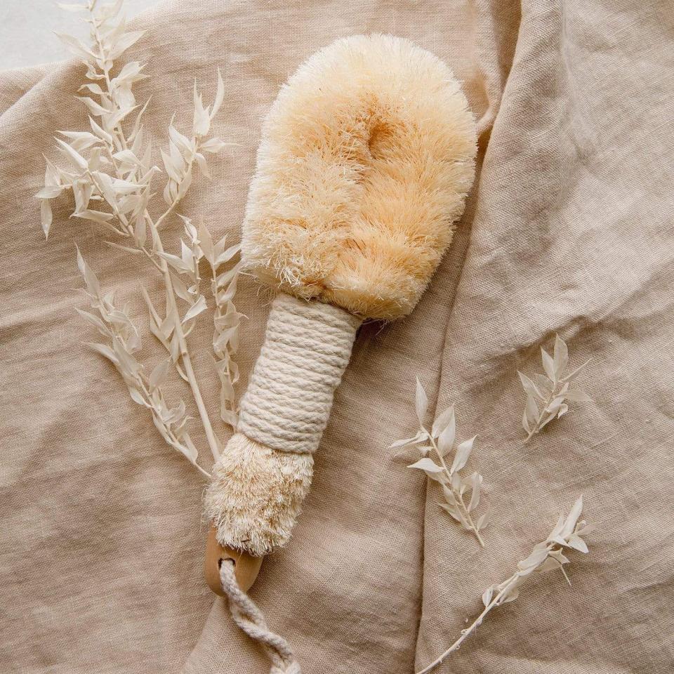 23) Dry Body Brush