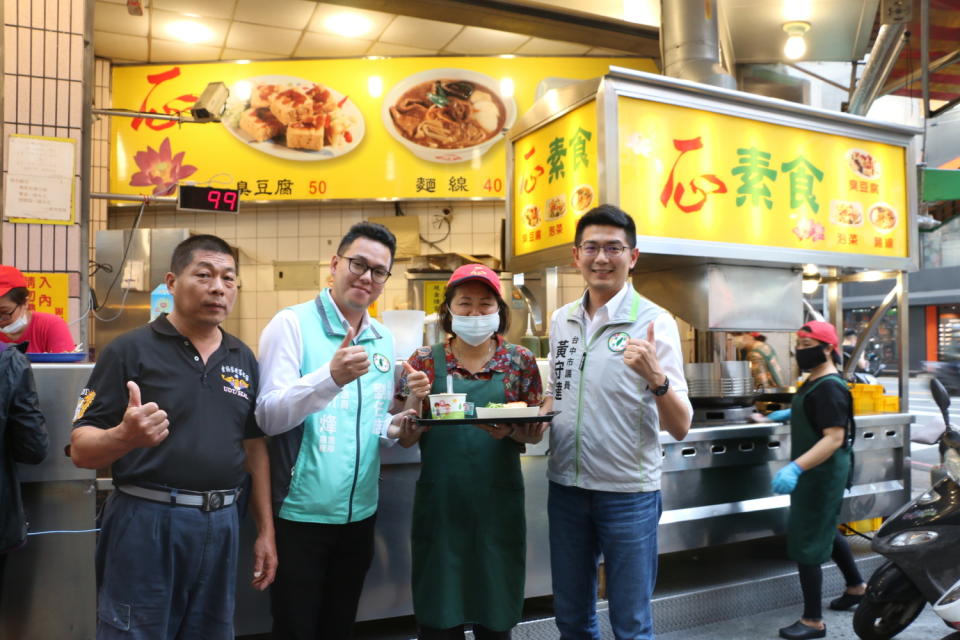 台中逢甲一心素食臭豆腐力挺防疫醫護人員，推出憑證免費吃活動。   市議員黃守達/提供