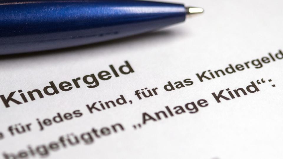 Eltern haben eine Mitteilungspflicht gegenüber der Familienkasse, wenn das Kind die Ausbildung abbricht.