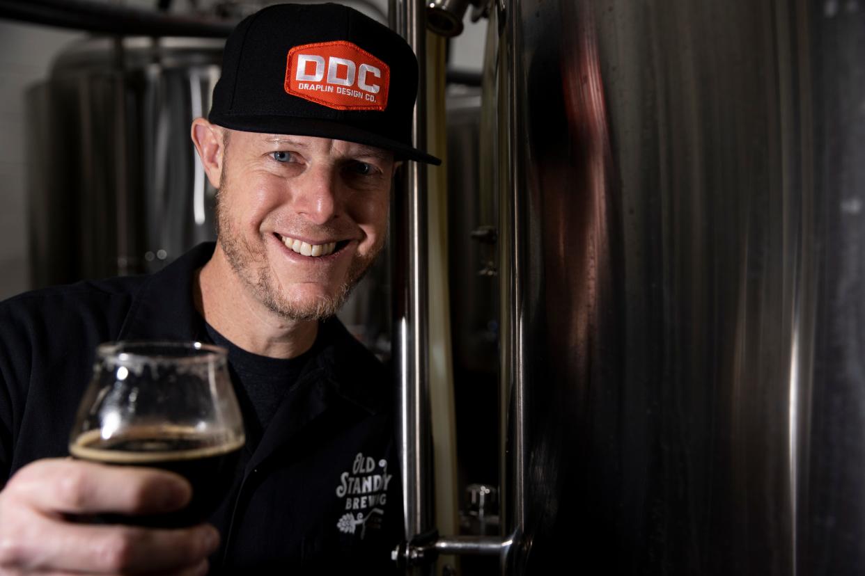 El cervecero casero Ryan Holt sostiene la Javine Baltic Porter que elaboró en colaboración con Silver Falls Brewery en Silverton. Holt se asoció con cervecerías de Oregón para elaborar cervezas que ayuden a recaudar fondos para organizaciones benéficas.