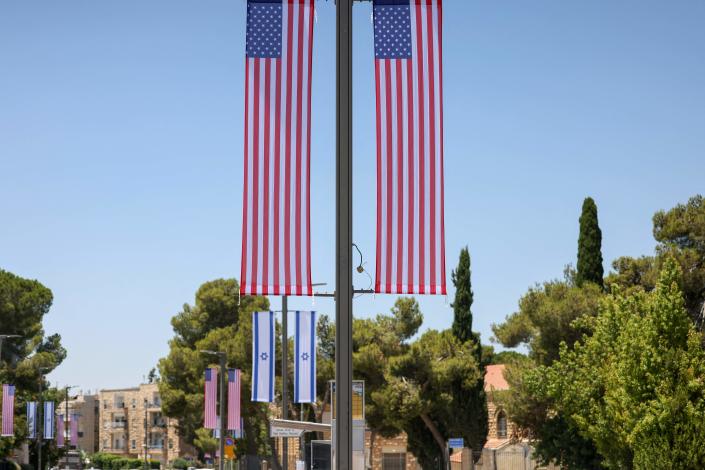 پرچم‌های ملی ایالات متحده آمریکا و اسرائیل در 12 ژوئیه 2022، پیش از سفر فردا جو بایدن، رئیس‌جمهور ایالات متحده به اسرائیل، در خیابانی در اورشلیم آویزان است.