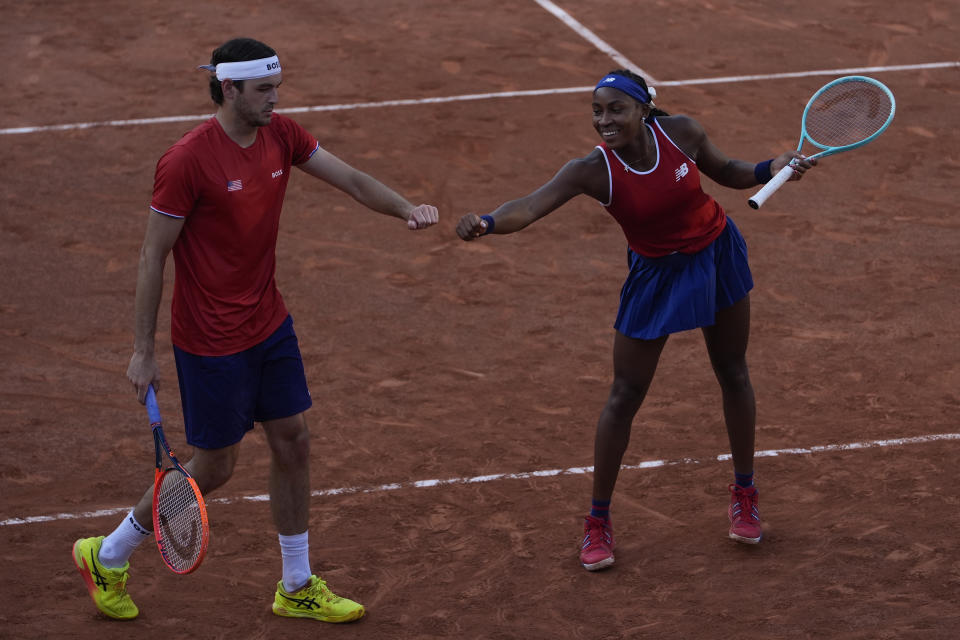 Coco Gauff y Taylor Fritz de los Estados Unidos reacciona durante el encuentro ante los argentinos Nadia Podoroska y Maximo Gonzalez en el dobles mixto de los Juegos Olímpicos el martes 30 de julio del 2024. (AP Foto/Andy Wong)