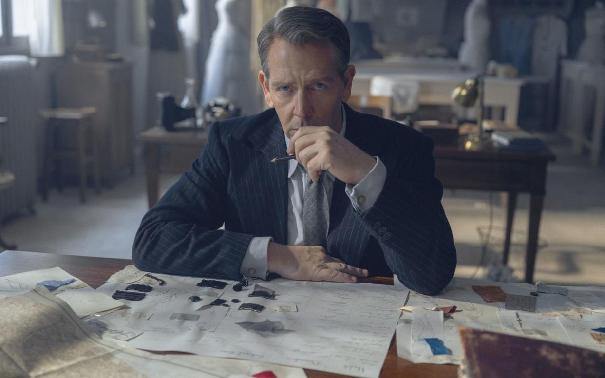 Christian Dior (Ben Mendelsohn) möchte die Welt mit seinen Modeideen revolutionieren.  (Bild: Apple TV+ / Roger DO MINH)