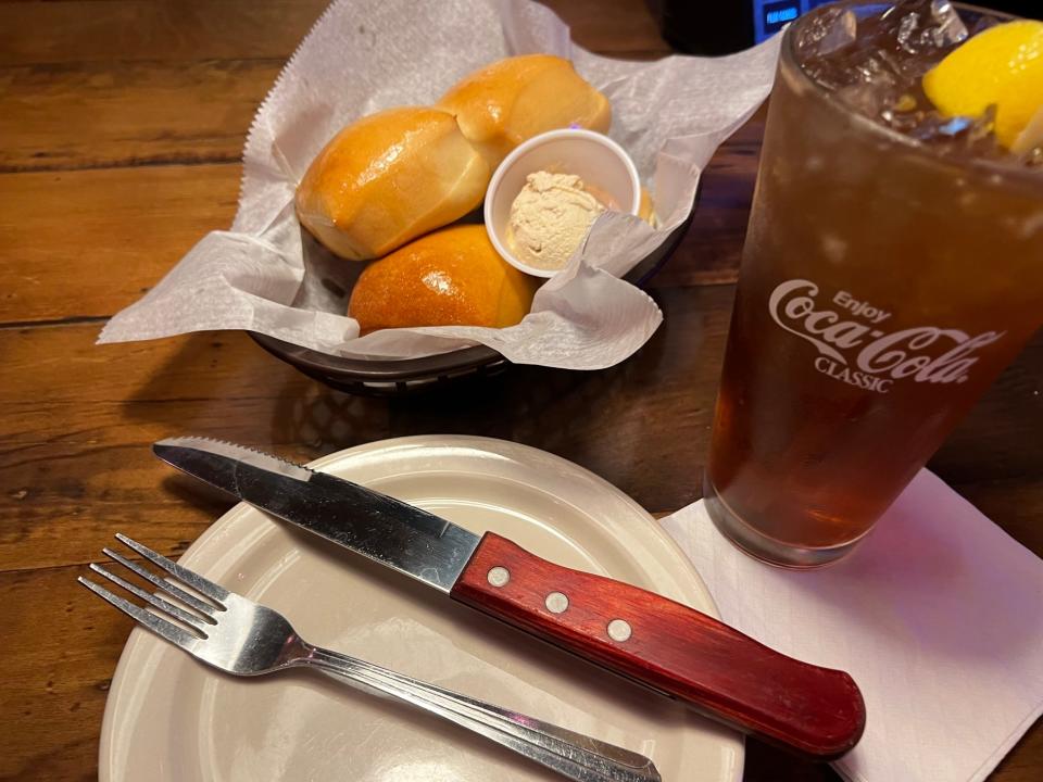 Warm rolls, sweet tea, and a steak knife at a Texas Roadhouse