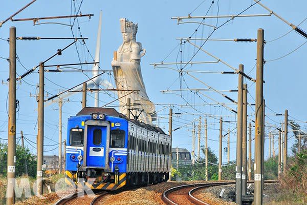 後龍清海宮，彷彿媽祖神像坐火車景致 (圖／黃風)