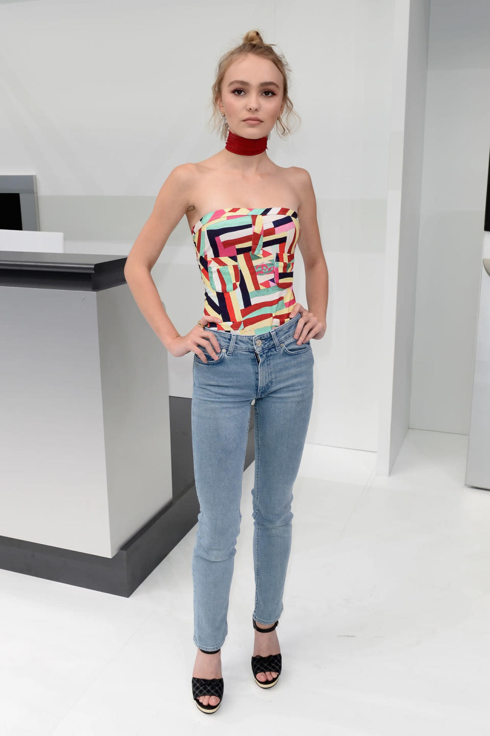 Lily Rose se presentó al desfile de Karl Lagerfeld de la colección Primavera/Verano 2016 vistiendo con un modelito exclusivamente diseñado para ella y que no se puede comprar en tiendas, una pieza única. Se trata del crop top colorista con el print que predomina en la nueva colección.