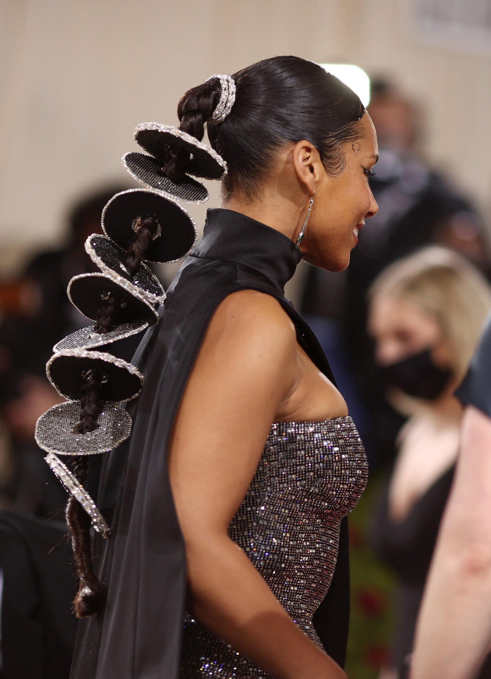 Alicia Keys wearing a ponytail with discs in it