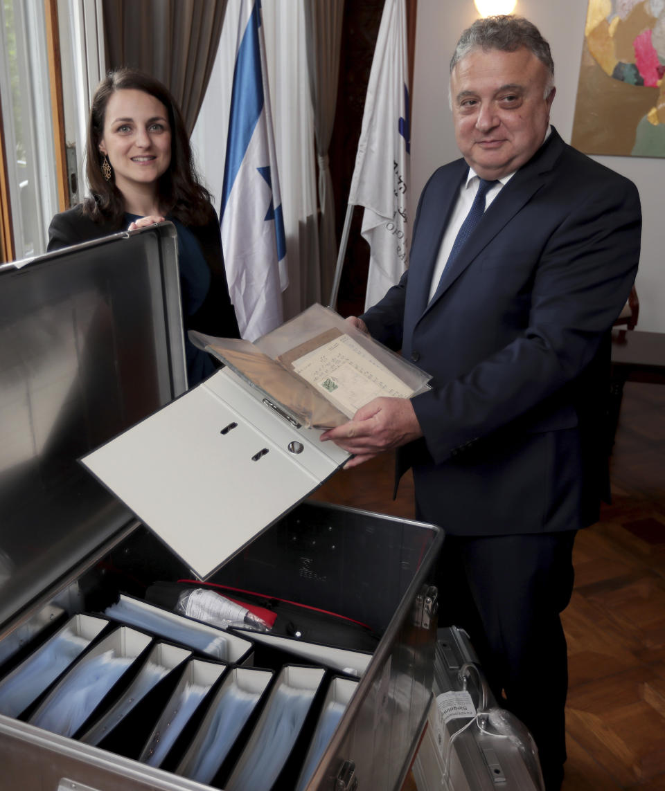 El embajador de Israel en Alemania, Jeremy Issacharoff, sostiene documentos previo a una ceremonia de devolución en la embajada de Israel en Berlín, Alemania, el martes 21 de mayo de 2019. Las autoridades alemanas entregaron a Israel unos 5.000 documentos conservados por un amigo de Franz Kafka, un tesoro cuya historia surrealista parece salida de la mente del autor. (Foto AP/Michael Sohn)