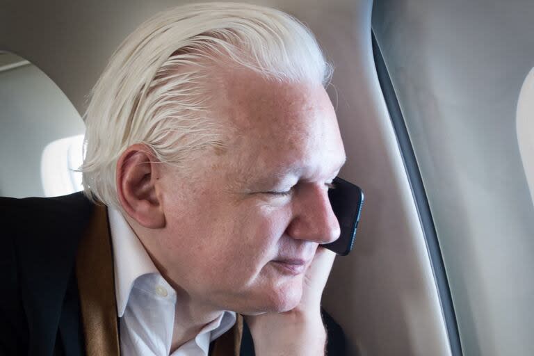 Esta foto cortesía de la cuenta X de WikiLeaks @wikileaks publicada el 26 de junio de 2024 muestra al fundador de WikiLeaks, Julian Assange, hablando con su esposa Stella por un teléfono móvil mientras se dirigía en un jet privado a Canberra tras abandonar Saipán, en las Islas Marianas del Norte