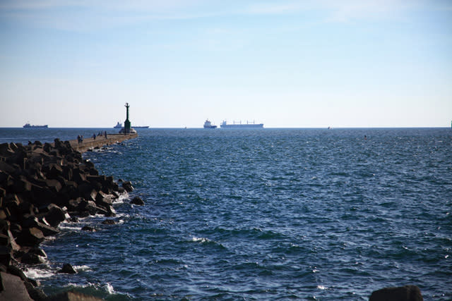 沿著西子灣海堤，眺看高雄港外海，貨櫃郵輪海上風光盡收眼底。