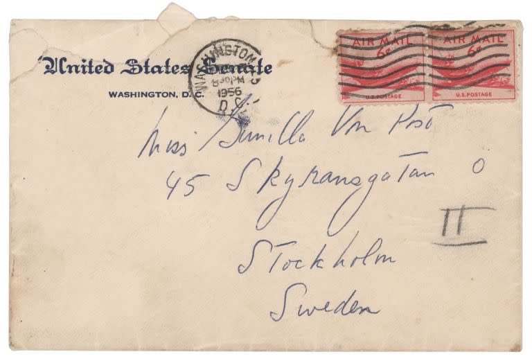 Una carta de amor que John F. Kennedy le escribió a una amante sueca unos años después de casarse con Jacqueline Bouvier, según la casa de subasta con sede en Boston RR Auction. La rematadora dice que Kennedy le escribió a la aristócrata Gunilla von Post en 1955 y 1956, y anunció el miércoles 5 de mayo de 2021 que las subastará. (Nikki Brickett/RR Auction vía AP)