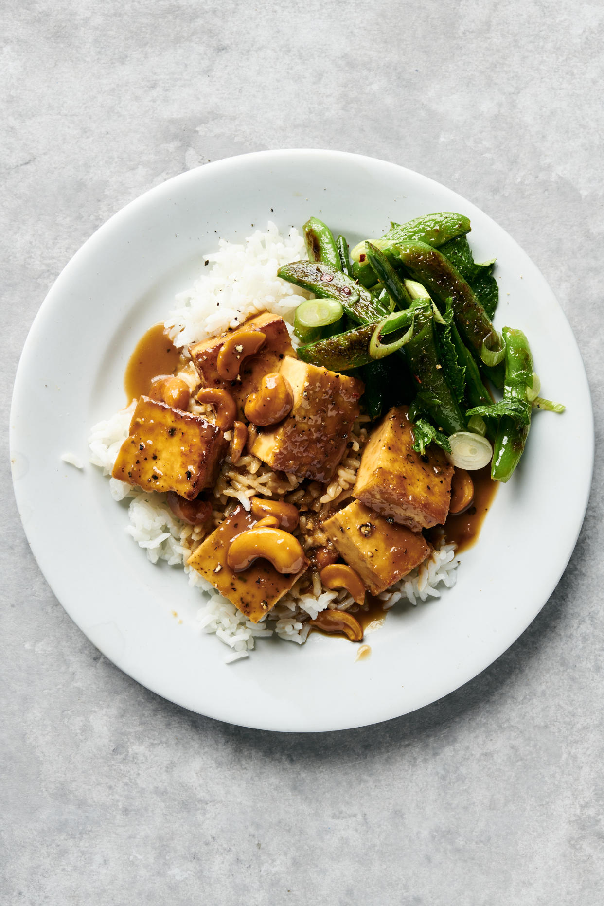 Tofu crocante con nueces de la India y chícharos tiernos sofritos, en Nueva York, el 28 de mayo de 2020. Estilista de alimentos: Simon Andrews. (David Malosh/The New York Times)