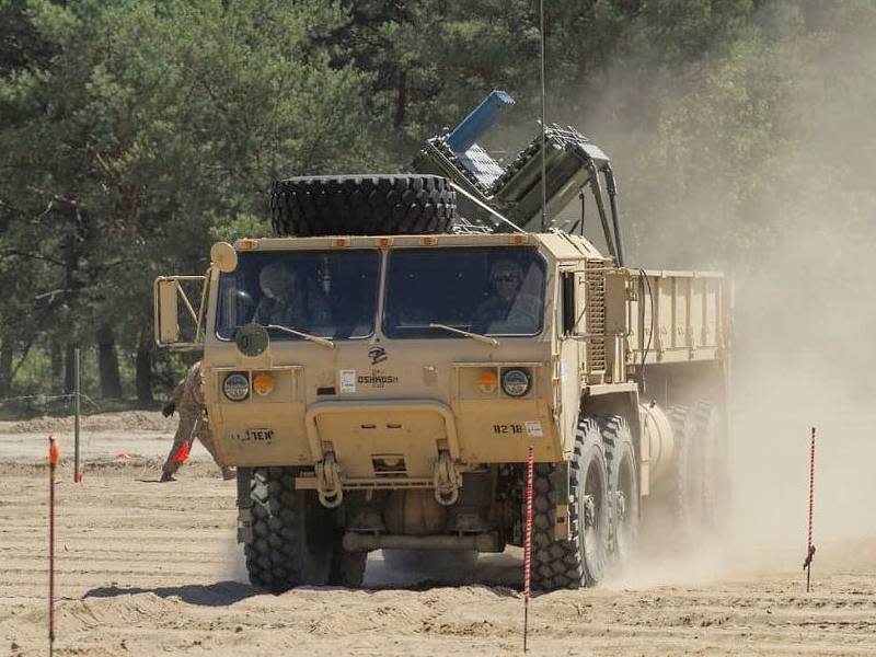 美軍現役M977重型機動戰術卡車，搭載M136「火山」(Volcano)布雷系統。   圖：翻攝維基百科