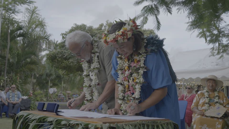 Mere Takoko (right) signs the He Whakaputanga Moana declaration in Rarotonga, Cook Islands. - Josh Baker/Conservation International