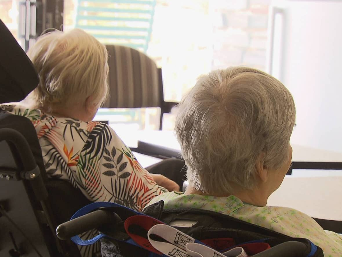 The director general of Résidence Les Cascades in Montréal-Nord says many private seniors' residences currently have COVID-19 cases due to the Quebec government's lifting of the mask mandate. (Radio-Canada - image credit)