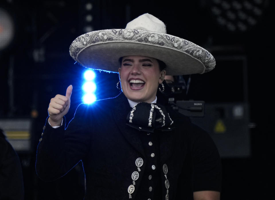 La cantante mexicana Camila Fernández saluda durante su concierto en el segundo día del festival Arre en la Ciudad de México el 10 de septiembre de 2023. (Foto AP/Fernando Llano)