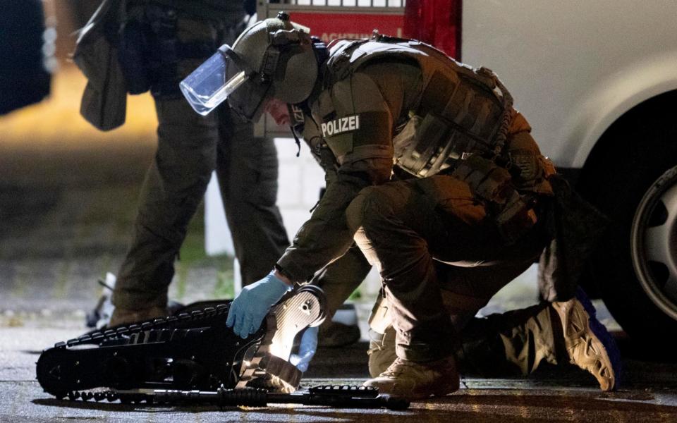 Specialist police teams used robotics to search for the suspect in Hanau - Michael Probst/AP