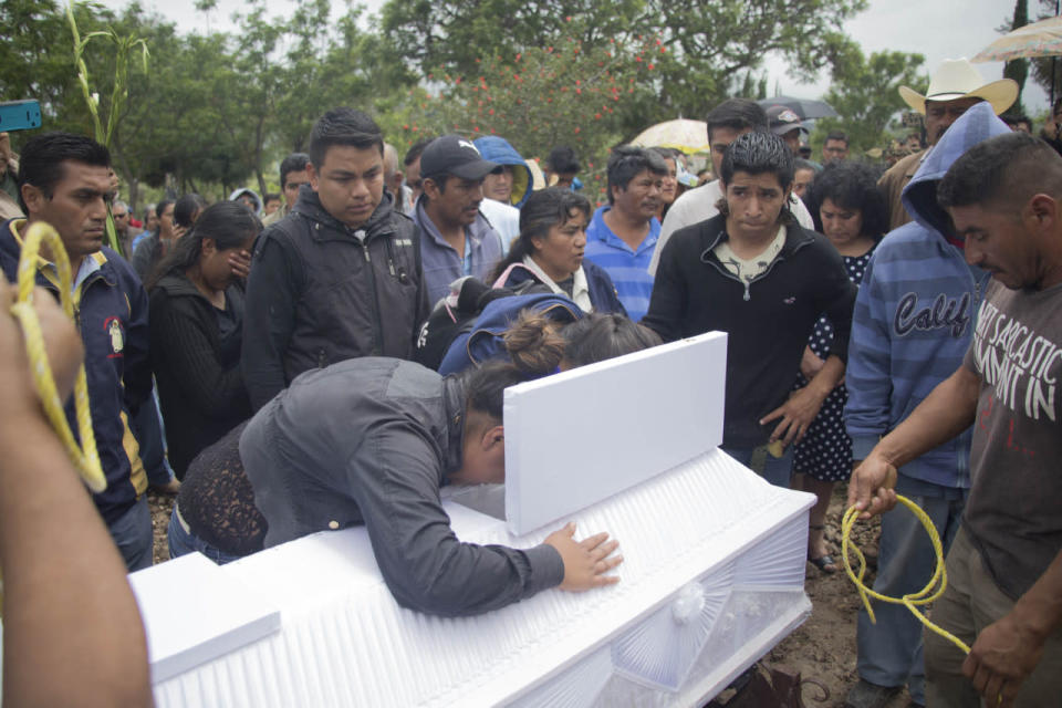 Tres de los ochos fallecidos eran de Nochixtlán, la comunidad del estado sureño de Oaxaca donde el fin de semana ocurrieron los que hasta ahora son los enfrentamientos más violentos desatados por la oposición de maestros a una reforma educativa impulsada por el gobierno del presidente Enrique Peña Nieto.