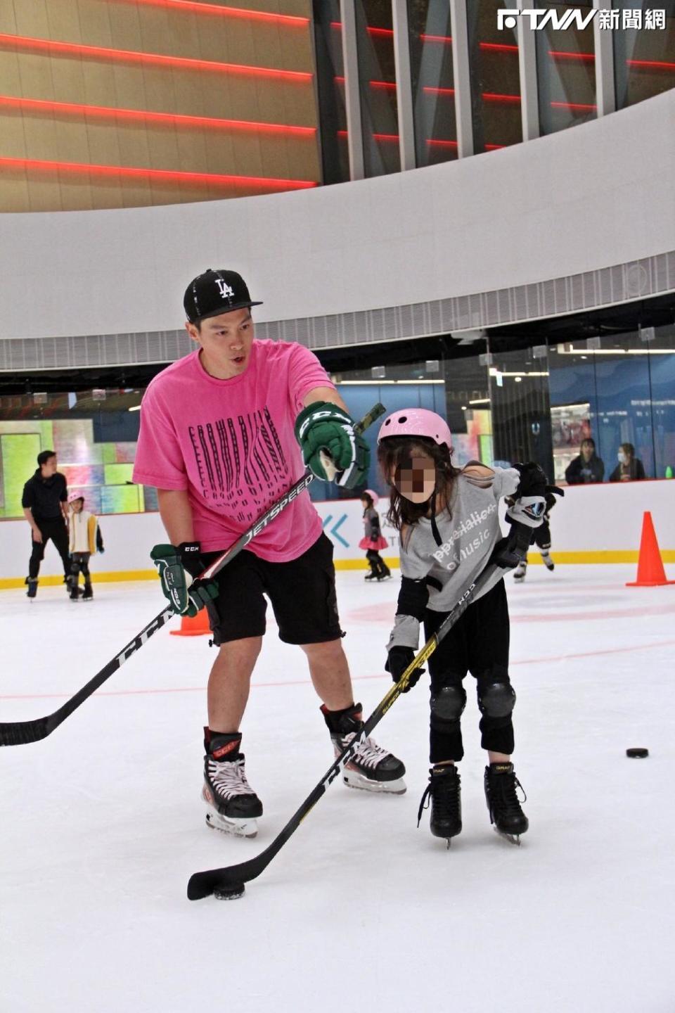 許孟哲（圖左）化身冰球悍將，連假陪孩童練冰球。（圖／晴空鳥提供）