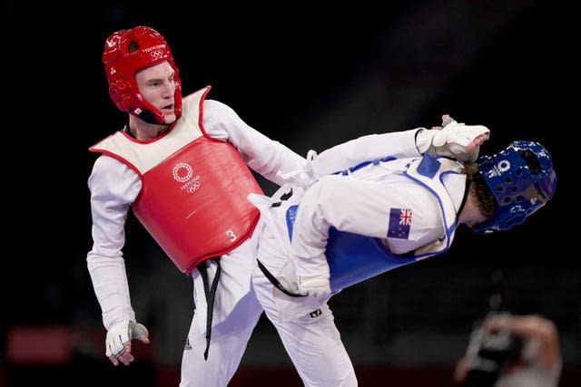 Bradly Sinden, left, was in dominant form in his opening bout