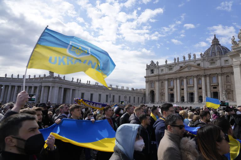 Fieles muestran banderas ucranianas durante la oración del mediodía del papa Francisco en la Plaza de San Pedro (Archivo)