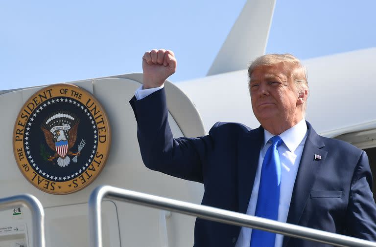 En esta foto de archivo tomada el 18 de octubre de 2020, el presidente estadounidense Donald Trump baja del Air Force One a su llegada al aeropuerto John Wayne en Santa Ana, California.