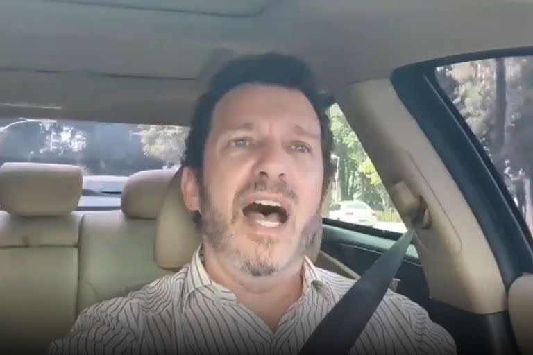 Gustavo Segré, en uno de sus "cantando en el auto"