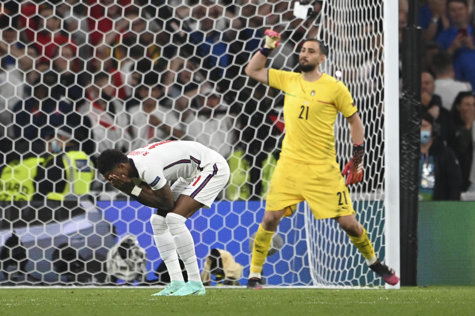 Marcus Rashford reacciona tras marrar un penal para Inglaterra en la tanda decisiva ante Italia en la final de la Euro 2020, el domingo 11 de julio de 2021. (Andy Rain/Pool Foto vía AP)